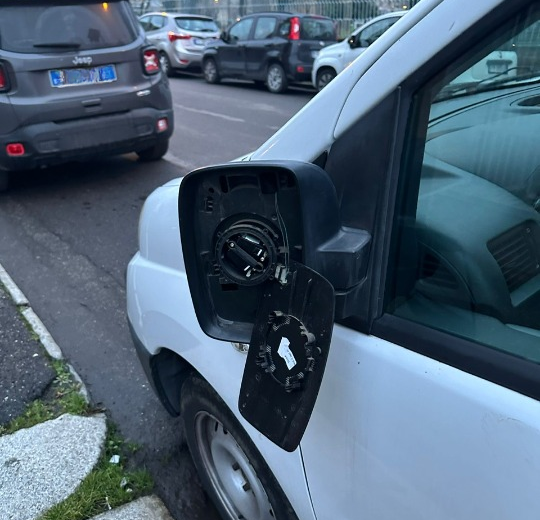 Spaccati specchietti di alcune auto in sosta in via Buozzi ad Alessandria