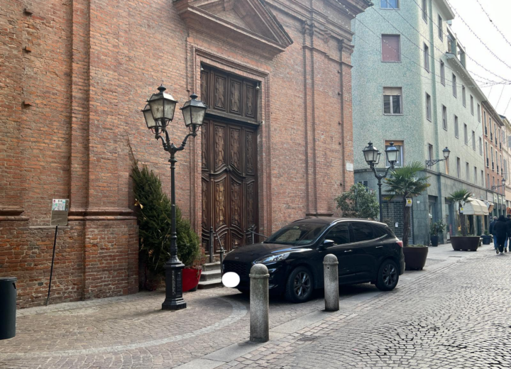 “Suv in divieto di sosta sguaiatamente parcheggiato davanti alla chiesa”