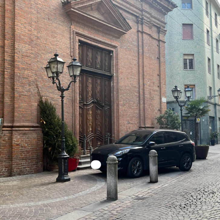 “Suv in divieto di sosta sguaiatamente parcheggiato davanti alla chiesa”