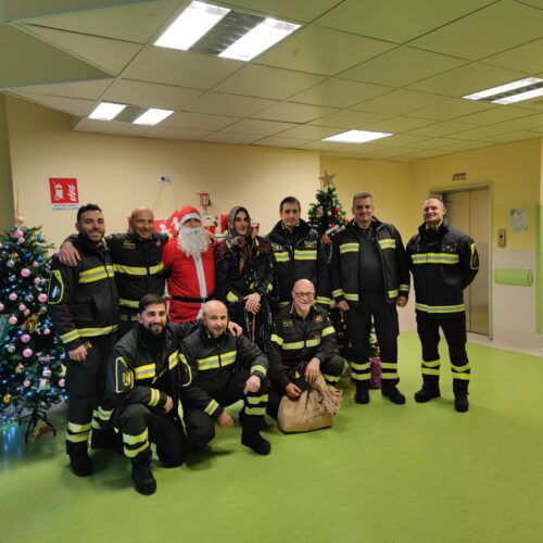 La Befana dei Vigili del Fuoco all’Ospedale Infantile di Alessandria: nel suo sacco tanti dolci e sorrisi