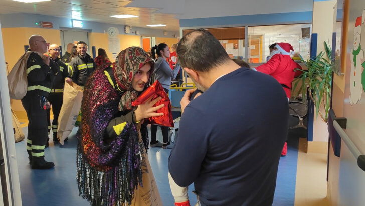 La Befana dei Vigili del Fuoco all’Ospedale Infantile di Alessandria: nel suo sacco tanti dolci e sorrisi