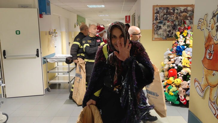 La Befana dei Vigili del Fuoco all’Ospedale Infantile di Alessandria: nel suo sacco tanti dolci e sorrisi