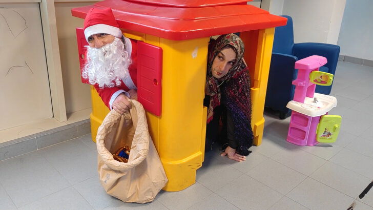 La Befana dei Vigili del Fuoco all’Ospedale Infantile di Alessandria: nel suo sacco tanti dolci e sorrisi