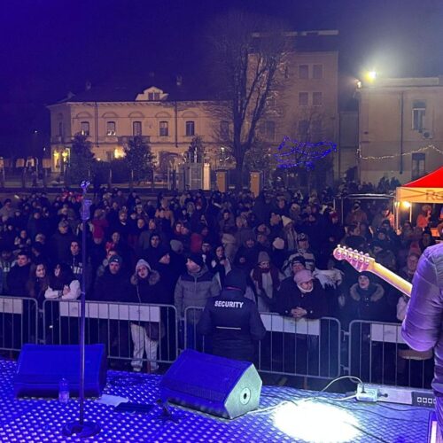 Oltre 2500 persone al Capodanno di Casale: grande successo tra brindisi, sorrisi, djset e le canzoni degli 883