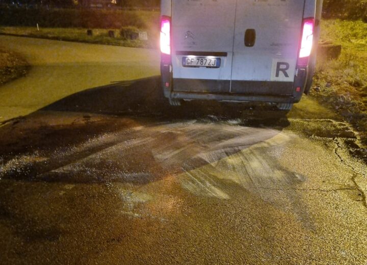 Dopo lo scontro alla rotonda, auto finisce fuori strada lungo la Sp95 a Tortona