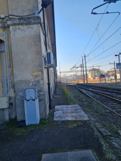 Sporcizia e degrado nella stazione di Tortona. Rfi: “Intervento nelle prossime settimane”