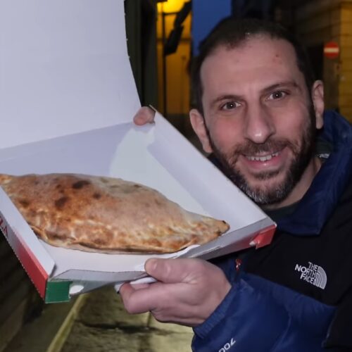 Ad Alessandria Franchino Er Criminale assaggia la farinata, la pizza al tegamino ma la “hit” è il calzone kebab