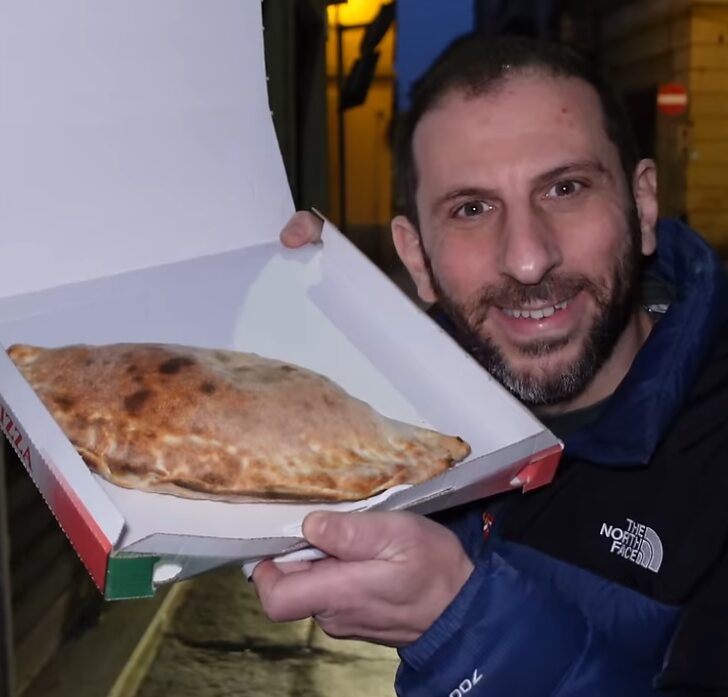 Ad Alessandria Franchino Er Criminale assaggia la farinata, la pizza al tegamino ma la “hit” è il calzone kebab