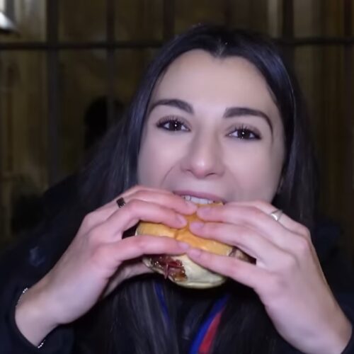 La youtuber Giuliacrossbow promuove lo smash burger di Alessandria: “Che spettacolo”