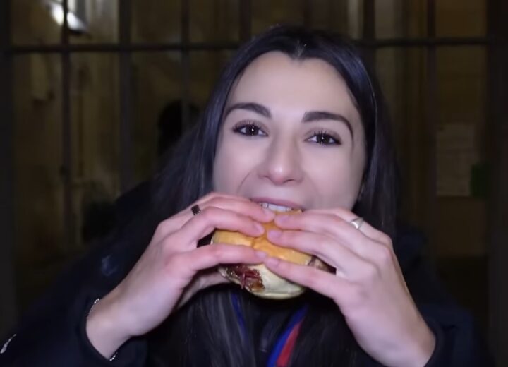 La youtuber Giuliacrossbow promuove lo smash burger di Alessandria: “Che spettacolo”