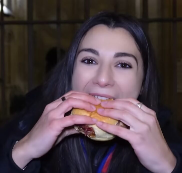 La youtuber Giuliacrossbow promuove lo smash burger di Alessandria: “Che spettacolo”