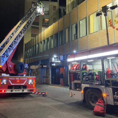 Incendio in un hotel a Vigevano: evacuate venti persone