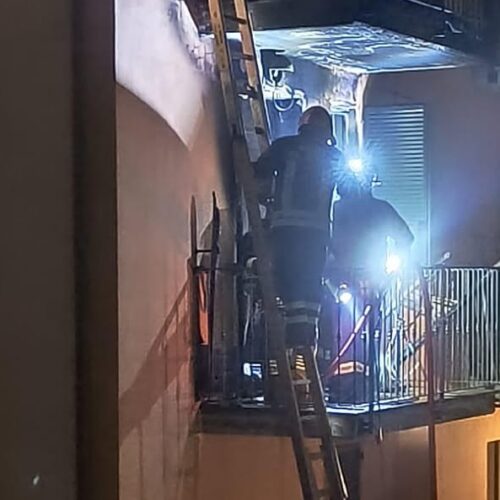 Le immagini dell’incendio al primo piano di una palazzina in via San Giovanni Evangelista