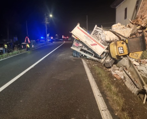 Furgone esce di strada a Moncestino: il mezzo escavatore che trasportava abbatte il muro di una casa