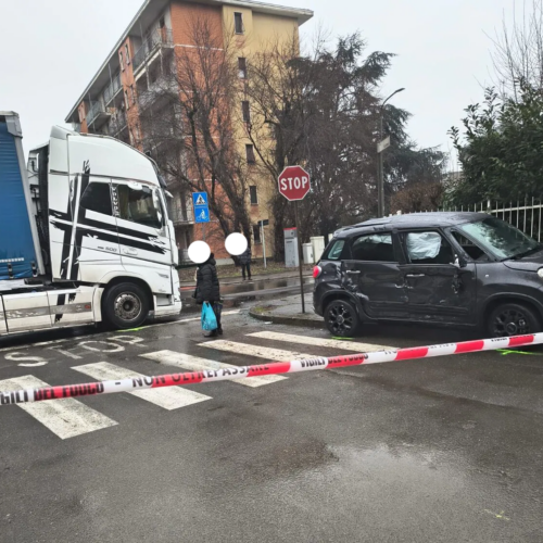 Incidente tra tir e auto: caos traffico in via Bensi