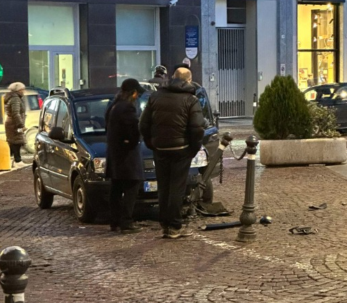 Incidente in piazza della Libertà ad Alessandria: danneggiato uno dei paletti davanti a Palazzo Rosso