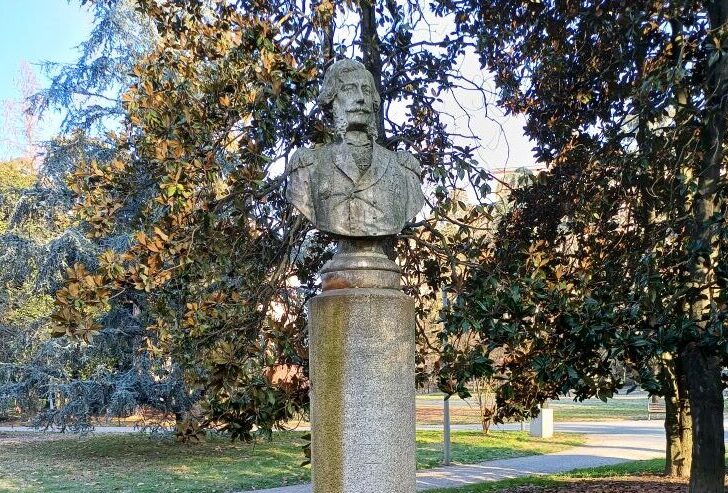 “Ripulite i busti e monumenti ai giardini della stazione”: l’appello di un alessandrino