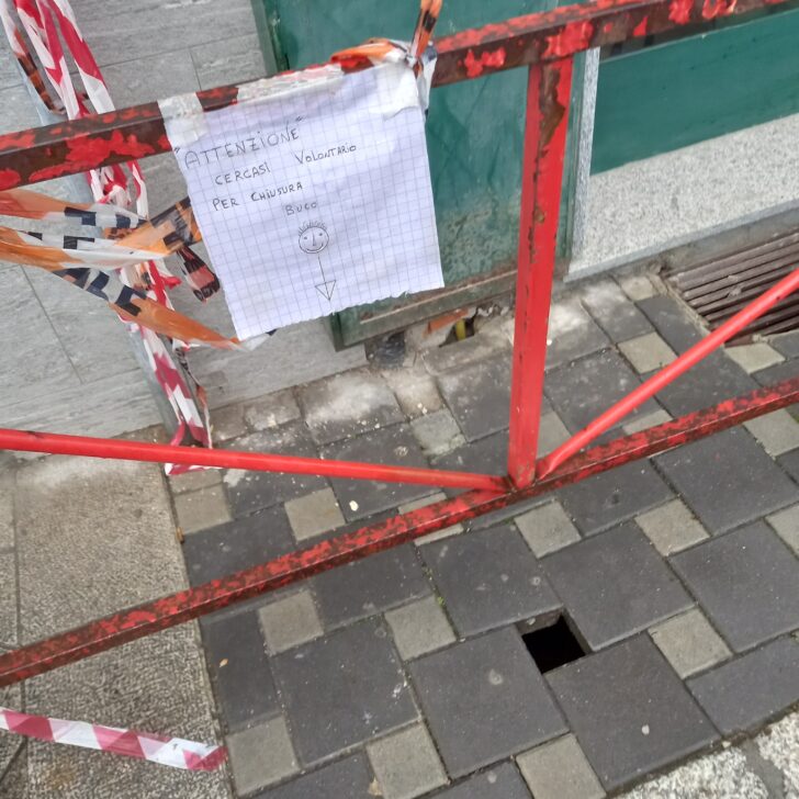 “Cercasi volontario per chiusura buco”: l’ironico cartello in via Vochieri ad Alessandria