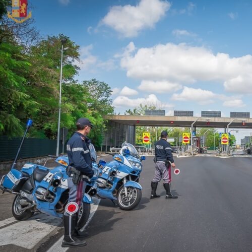 Ignora l’alt e fugge in moto. Stradale di Acqui lo rintraccia e in casa trova armi manomesse