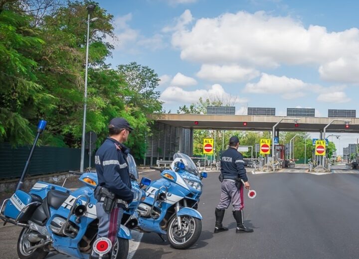 Ignora l’alt e fugge in moto. Stradale di Acqui lo rintraccia e in casa trova armi manomesse