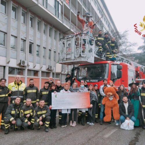 La Befana dei Vigili del Fuoco di Pavia visita la Pediatria dell’Ospedale San Matteo