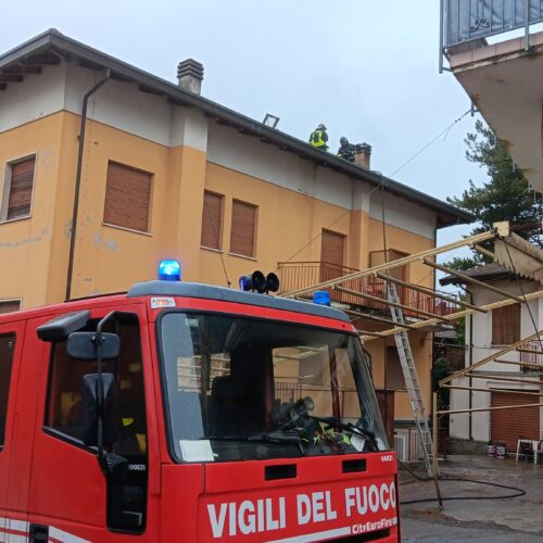 Incendio di una canna fumaria: intervento di tre ore dei Vigili del Fuoco