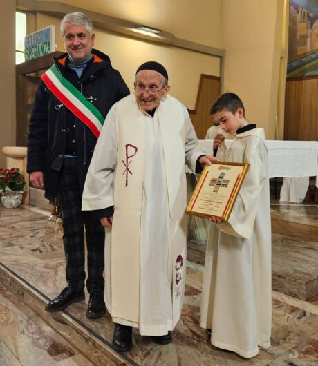 Il quartiere Cristo festeggia don Remigio, da 40 anni parroco di San Giuseppe Artigiano