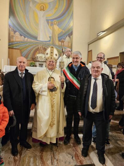 Il quartiere Cristo festeggia don Remigio, da 40 anni parroco di San Giuseppe Artigiano