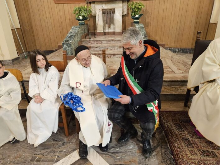 Il quartiere Cristo festeggia don Remigio, da 40 anni parroco di San Giuseppe Artigiano