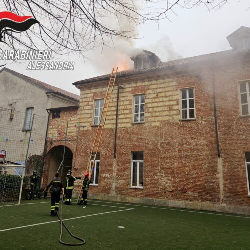 Spento incendio sul tetto dell’oratorio a Casale. Fiamme danneggiano stanza e porzione di tetto