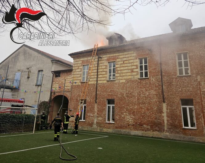 Spento incendio sul tetto dell’oratorio a Casale. Fiamme danneggiano stanza e porzione di tetto