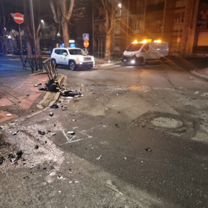 Automobilista perde il controllo e auto si ribalta in viale della Rimembranza