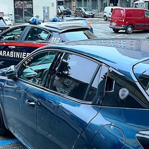 Ruba e sputa sul crocifisso, aggredisce i passanti e danneggia delle auto. Bloccato dai Carabinieri