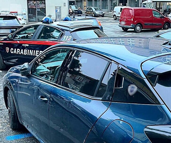 Ruba e sputa sul crocifisso, aggredisce i passanti e danneggia delle auto. Bloccato dai Carabinieri