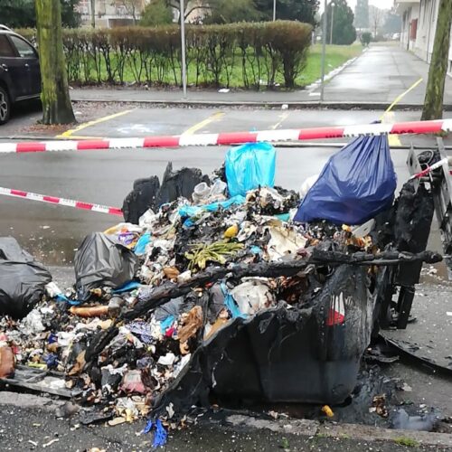 Rogo di un altro cassonetto. È successo in via Paolo Sacco