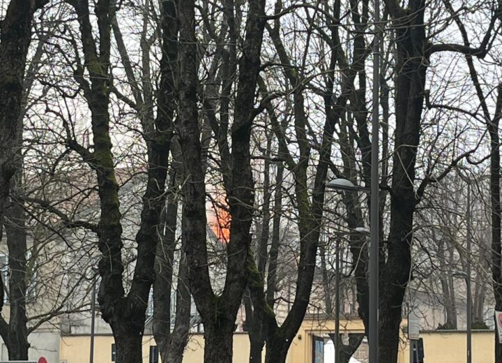 Fiamme sul tetto dell’oratorio del Duomo di Casale. Vigili del Fuoco sul posto