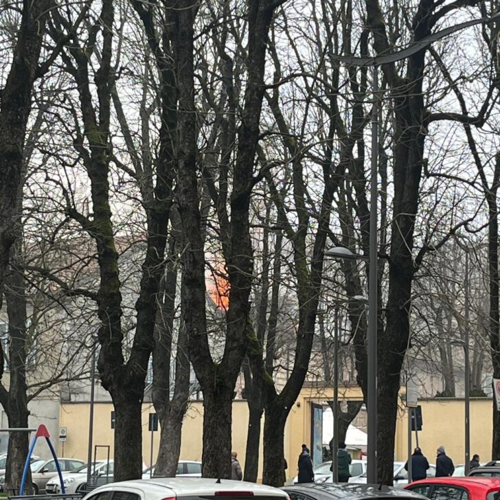 Fiamme sul tetto dell’oratorio del Duomo di Casale. Vigili del Fuoco sul posto