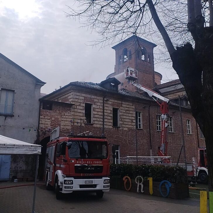 Incendio tetto dell’oratorio a Casale: le foto dell’intervento dei Vigili del Fuoco