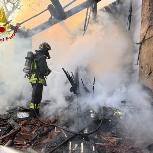 Incendio di una cascina disabitata a Mede