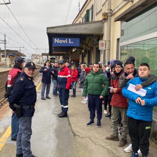 Lezioni di sicurezza agli studenti in stazione a Novi