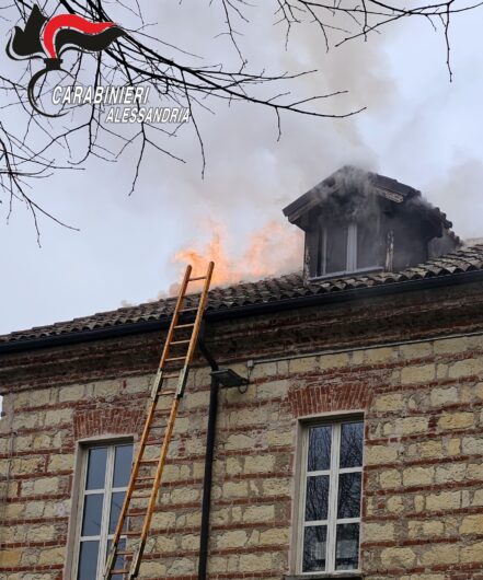 Spento incendio sul tetto dell’oratorio a Casale. Fiamme danneggiano stanza e porzione di tetto