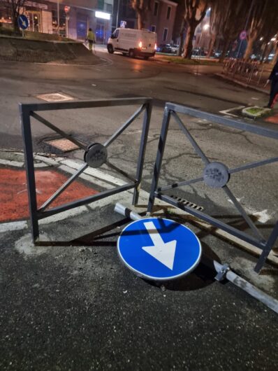 Automobilista perde il controllo e auto si ribalta in viale della Rimembranza