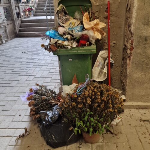 “Bidoni sempre pieni nelle catacombe del cimitero di Alessandria”: la segnalazione di un cittadino