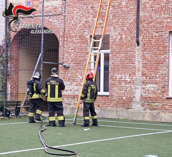 Spento incendio sul tetto dell’oratorio a Casale. Fiamme danneggiano stanza e porzione di tetto