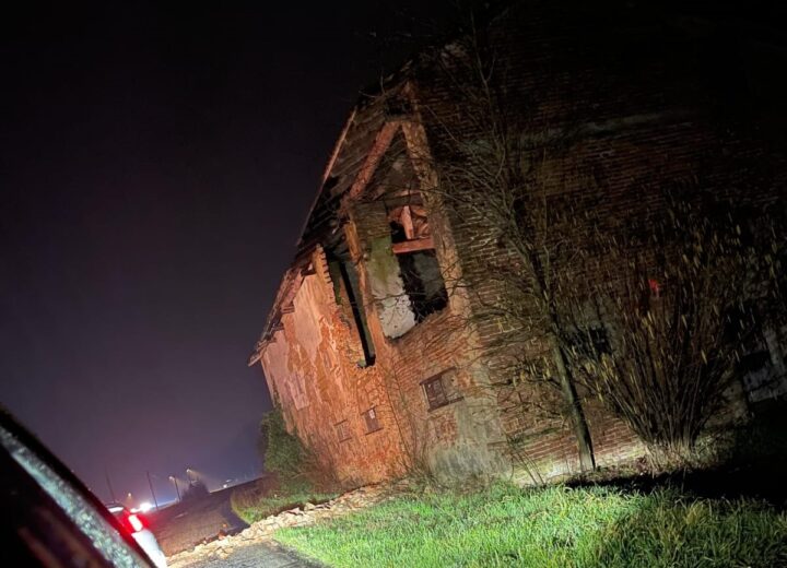 Si staccano calcinacci dal muro di una casa di Masio: chiusa la strada provinciale