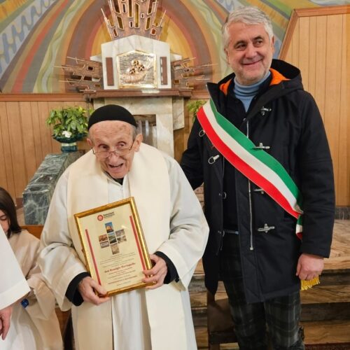 Il quartiere Cristo festeggia don Remigio, da 40 anni parroco di San Giuseppe Artigiano