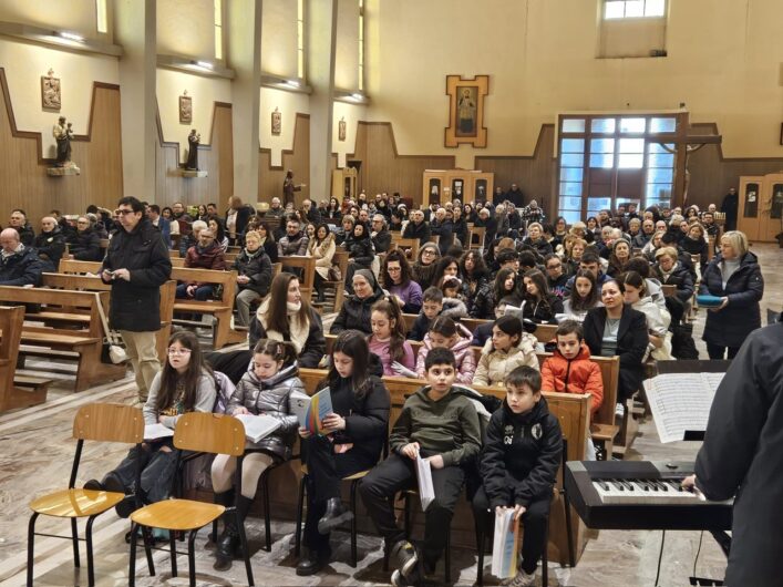 Il quartiere Cristo festeggia don Remigio, da 40 anni parroco di San Giuseppe Artigiano