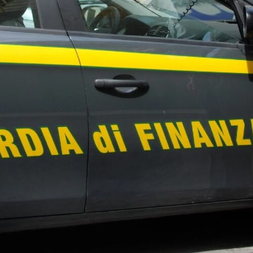 Usava denaro dell’azienda per noleggiare jet e per vacanze extra-lusso. Imprenditore arrestato per bancarotta fraudolenta