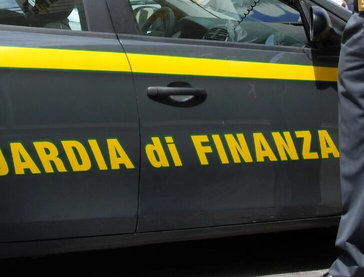 Usava denaro dell’azienda per noleggiare jet e per vacanze extra-lusso. Imprenditore arrestato per bancarotta fraudolenta