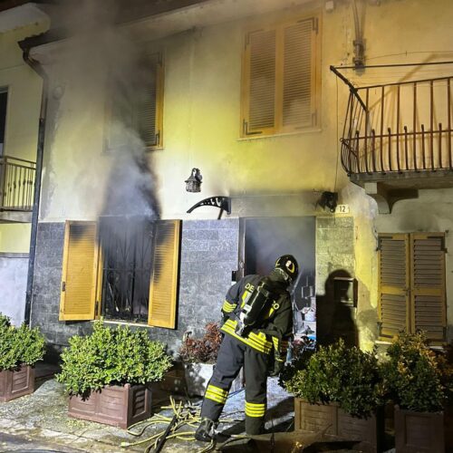 A fuoco la cucina di una casa a Borgoratto: lievi ustioni per un uomo